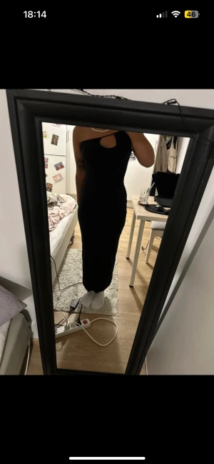 Klänning - Superfin svart tight långklänning, går att sätta snörena som man själv tycker är snyggt