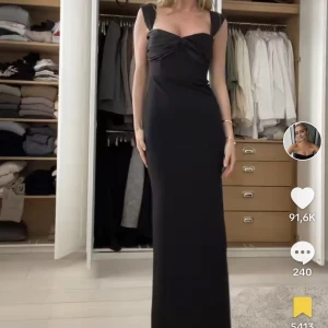 Balklänning Solace london - Säljer min såå fina balklänning, den kommer tyvärr inte till användning och förtjänar att bäras!! Köpt för 7000 kr, inga skambud! Skriv för egna bilder privat💓