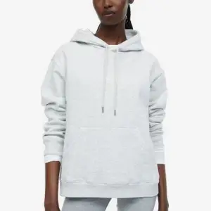 Säljer denna gråa hoodie då den inte kmr till användning längre, har tagit bort snörena på den då jag tycker de var finare❤️ nypris 200kr