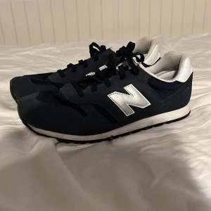 Jag säljer mina New balance skor för dom är tyvärr för små för mig  - Jag säljer mina New balance skor för de är för små för mig dom är använda 1 gång och är i bra skick och är väldigt sköna att ha på sig