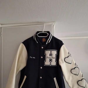 Varsity Jacka - Varsityjacka i fint skick som har använts väldigt sparsamt.  Storlek M, sitter mer som en S 