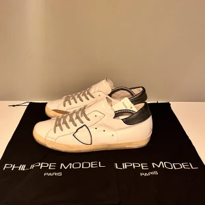 Philippe model skor - Säljer ett par sjukt snygga Philippe model skor i storlek 43, cond 8/10. Kommer med dustbags och vc-tag 