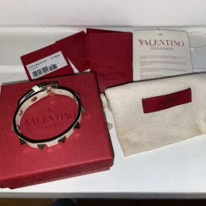 Valentino armband  - Valentino armband (äkthetsbevis finns i bilden) lite slitet vid spännet men det syns inte när man har det på armen, nypris ligger på 3085kr❤️