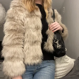 Pälsjacka - supertrendig och snygg pälsjacka (fakepäls) i en grå/gammelrosa färg!!💘💘💘 endast använd två gånger och är i nyskick⭐️ obs!! vid hög efterfrågan startas budgivning!