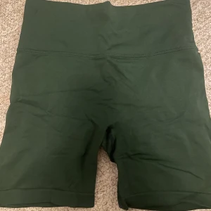 Träningsshorts - Samma som de lila i min profil. Storlek L men passar s/m. Formar kroppen så fint💞