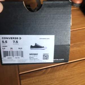 Converse  - Svarta converse, använda 1 gång. Nypris 799kr. Stl 38, lite stora i storleken 