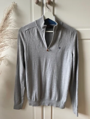 Morris halfzip  - Säljer en Morris halfzip. Tröjan är använd ett fåtal gånger, storlek medium