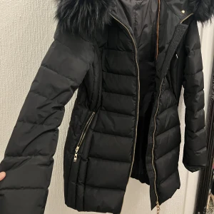 Hollies jacka - Jätte fin och varm äkta Hollies jacka med äkta päls jackan är i storlek 42/xL men är liten i storlek så bästa lika bra för både M/L Jack är köpt förra vintern för 4000 men är knappt använd. Pris kan diskuteras.