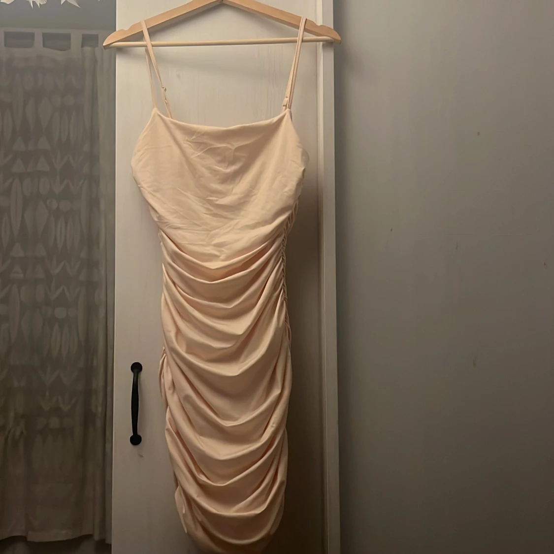 Beige klänning (oanvänd) - 90