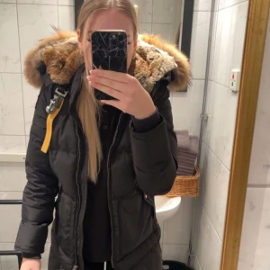 Parajumper Longbear - Svart Parajumper Longbear i storlek XS. Passar även S.  Avtagbar päls på jackan, jag föredrar utan.  Välbehållen snygg jacka. 🖤 QR-kod i jackan finns att scanna. Nypris: 10 499kr 