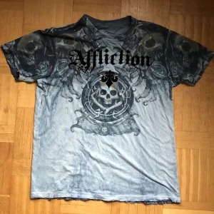 Affliction - As ball Affliction tröja med Rhine stones  Skriv om du har frågor