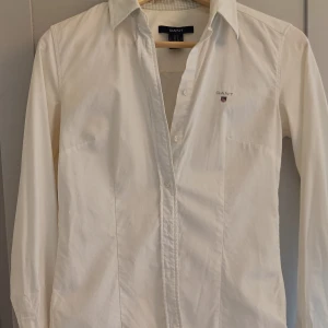 Gant vit bomullsskjorta  - Vit skräddarsydd Gant bomullsskjorta. Dock en fläck på manschetten oklart om det går att få bort med annat än tvättmedel.