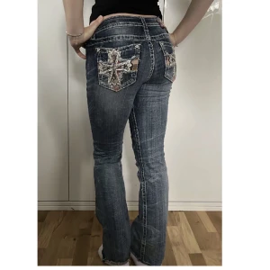 bootcut miss me jeans - Så himla snygga bootcut miss me jeans som tyvärr inte passar mig 😫första bilden är lånad från förra säljaren 💕 fler bilder kan tas privat 💕Är långa på mig som är 165, pris är diskuterbart 💕