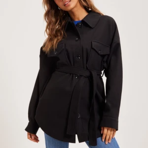 Nelly kappa svart  - Helt ny aldrig använd. Super fin och oversize i storlek. Prislapp finns kvar