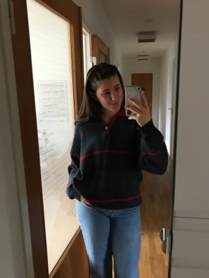 Stickad tröja - En jättegullig mysig vintage stickad tröja i bra kvalité! Priset går att sänka men köparen står för frakten❤️