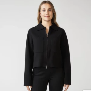 Svart kofta - Säljer denna fina kofta/tröja som är från Åhléns för den inte kommer till användning . Använd fåtal gånger och inga fläckar eller fel alls. Storlek S 💖 ord pris 599kr