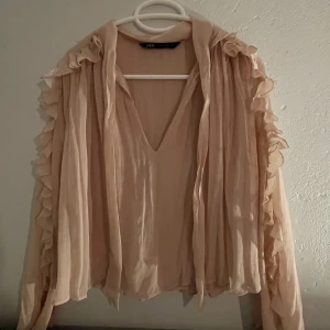Zara - Super söt blus från Zara, aldrig använd.  Storlek S men passar nog M också! 💓