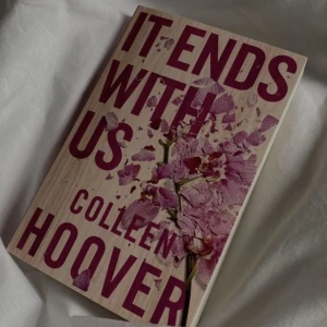 Bok  - Säljer ”it ends with us” för jag inte last den sedan jag köpte den 💗fråga bara om ni undrar något 💗