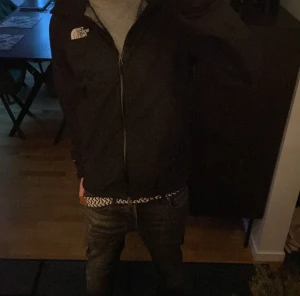 The north face jacka - Säljer denna the north face jackan eftersom jag inte använder längre. Den är i nyskick och finns inga täcken på användning. Köptes för 1400.Hör av dig vid funderingar🤝