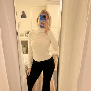 Polotröja  - Vit polotröja från zara. Inte en enda fläck, jättesnygg! 