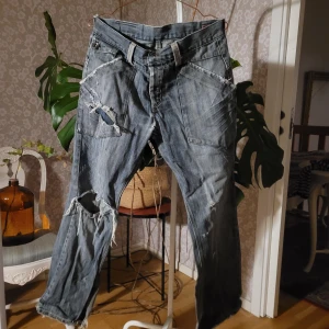 Ripped jeans - Fett clean rippade jeans tyvär lite korta för mig