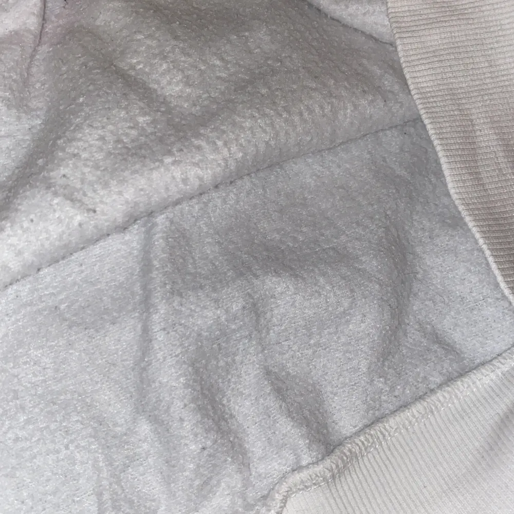 En tröja från hm med trycket nasa, skön och bra skick, köpt från divided avdelningen, rensar garderoben. Tröjor & Koftor.