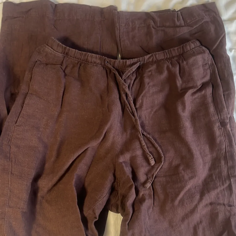 lågmidjade bruna linnebyxor från bikbok🥰 tyvärr blivit lite korta på mig som är 175cm lång🥹. Jeans & Byxor.