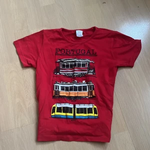 Baby tee - Röd baby tee med gulligt tryck. En mindre barnstorlek så den passar xxs-xs.