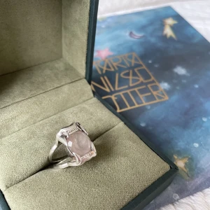 Maria Nilsdotter Jaw Stone Ring  - Säljer nu min fina Maria Nilsdotter ring som köptes för 1,5 år sen! Kvittot samt alla orginalförpackningar finns! Storlek 18 ✨Köparen står för frakten!!