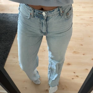Blåa jeans  - Ljusblåa jeans som är tightare upptill och lösare nertill, bra skick. I storlek 34 från Gina, passar mig som vanligtvis har 36/s på kläder💞