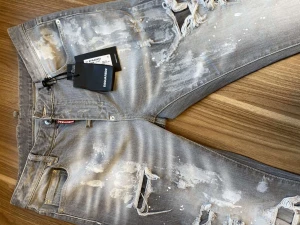 Desqured 2 jeans grå - Säljer min desqured2 jeans helt nya men den är lite stor för mig. Skick 10/10. Storlek 32/33 men passar 30 och 31 med bälte. 