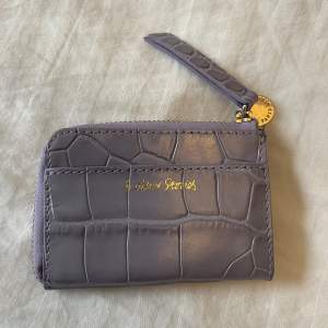 super fin lila plånbok/ korthållare från & other stories, nyskick. Mer pastell färgad i verkligheten 