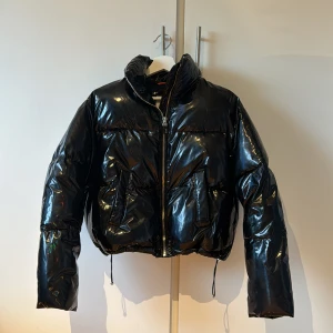 BERSHKA vinter jacka  - Glansig vinter jacka från BERSHKA. Andvänd 1 vinter. Tjock och värm. Den är lite croppad och skimrar lite.  Hör av dig vid frågor 😀