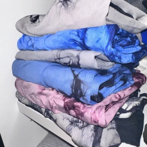 Tränings tights  - Tränings tights ifrån SHEIN.  Har flera av dessa byxor då ja lägger ut dessa  Dom som finns är 3 gråa byxor  2 blåa byxor en mer ljus och en lite mörkare.  Sedan ett par rosa. Alla är i stl L med scrunch i rumpan, 120kr styck. Eller alla för 700