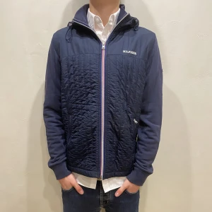 Cardigan Jacka Tommy Hilfiger  - Hej! Säljer nu min jacka från märket Tommy Hilfiger storlek S i fint skick. Modellen på bilden är 180cm lång och väger 80kg. Tveka inte på att höra av dig om du har några frågor eller funderingar kring varan!