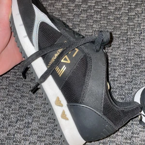 Armani skor  - Dessa snyggingar är inte använda. Helt nya skor som tyvärr är för stora i storleken. Köpta för 2200 och säljs för 950 kr. Pris kan diskuteras. Hör av er vid ev frågor! 🌸