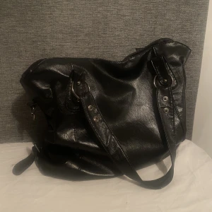 Väska - Trendig väska med fickor på insidan. Långt band medföljer, använd fåtal gånger!