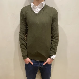 Tröja Massimo Dutti - Hej! Säljer nu min tröja från märket Massimo Dutti storlek M i fint skick. Modellen på bilden är 180cm lång och väger 80kg. Tveka inte på att höra av dig om du har några frågor eller funderingar kring varan!