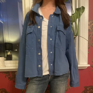 Jeansjacka  - Blå jeansjacka från zara