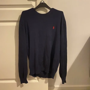 Ralph lauren tröja - Säljer nu denna schysta tröjan från Ralph lauren i storlek M men sitter mer som S. Skick 9/10. Vid frågor är det bara att höra av sig!