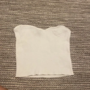 Tubtopp  - En ribbad vitt tubtopp rätt så kort! Frakt ingår ej