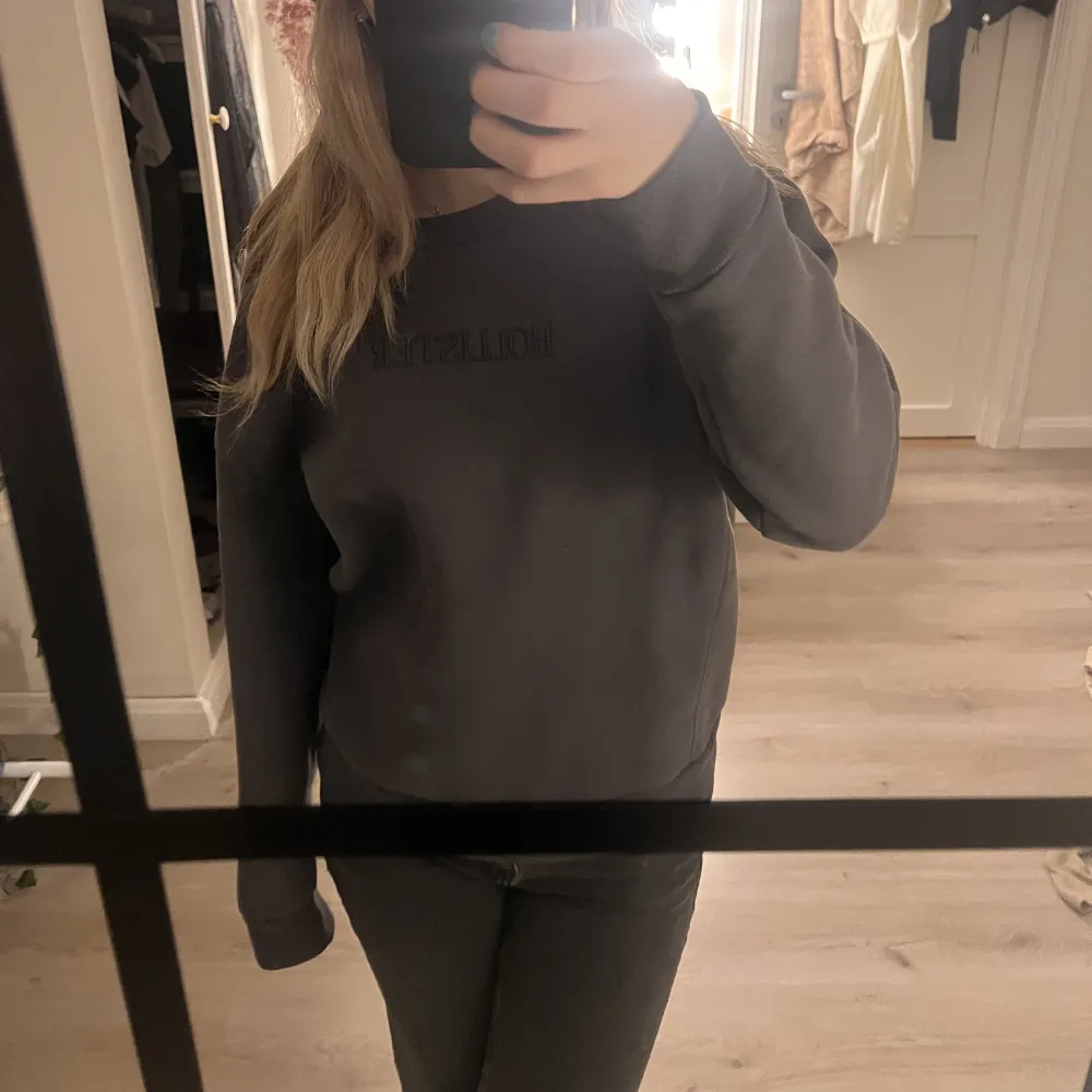 En super mysig sweatshirt perfekt till vintern, aldrig använd då det ej vart så kallt än 🌟 . Hoodies.