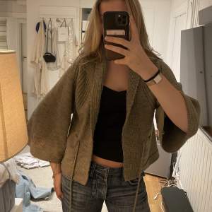 Unik mörkbeige stickad cardigan