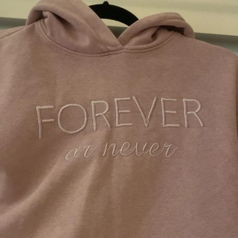 Text- Forever or never. Lila huvtröja/ hoodie . Hoodies.
