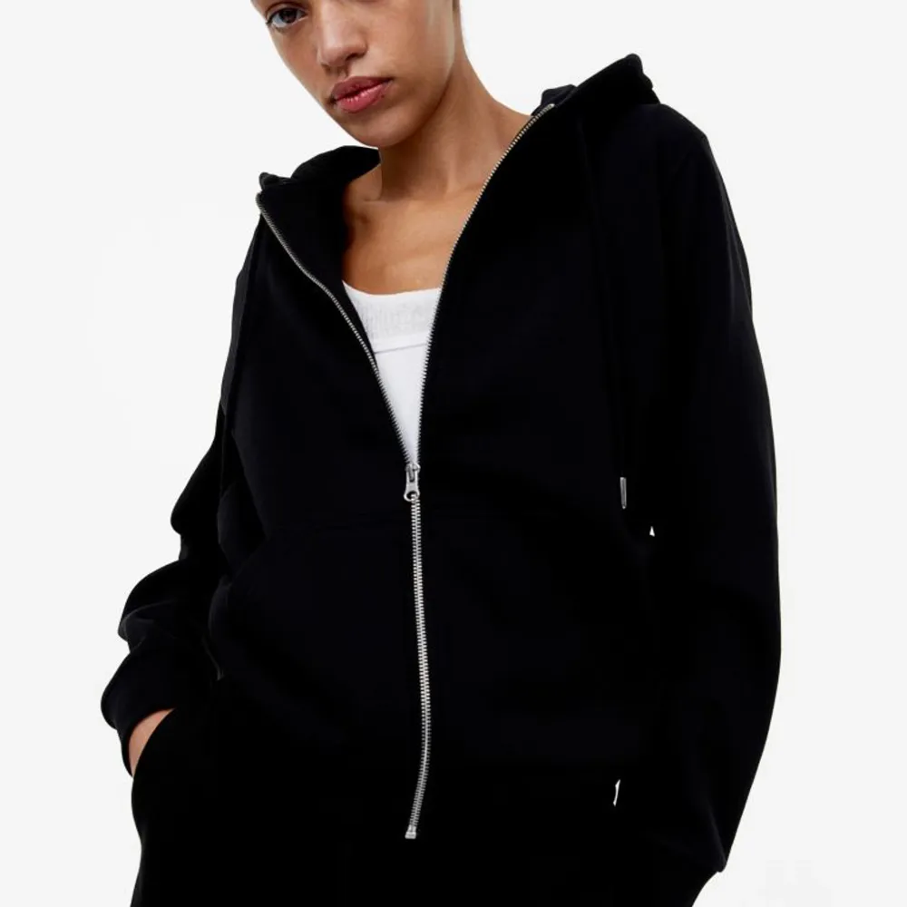 Säljer en svart hoodie från hm i st S pga ingen användning. Hoodies.