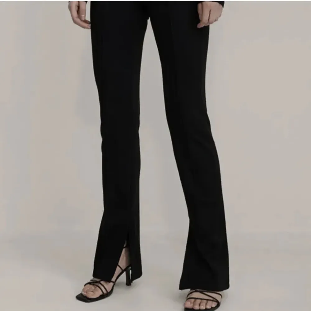 Supersnygga svarta kostymbyxor med slits från nakd. Dem är högmidjade. Nypris 449kr säljer för 150kr. Jeans & Byxor.
