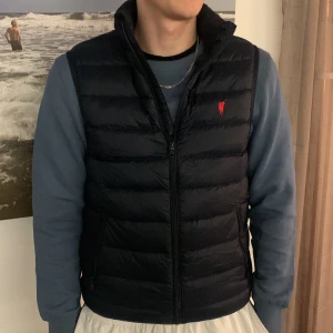 Polo Walk väst - Knappt använd köpt för 3 månader sedan. Lite för liten för mig. Storlek medium.