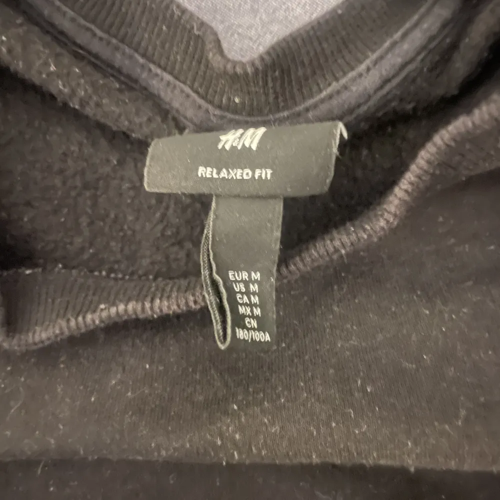 Svart sweatshirt från HM, för liten för mig. Neuletakit & Villapaidat.