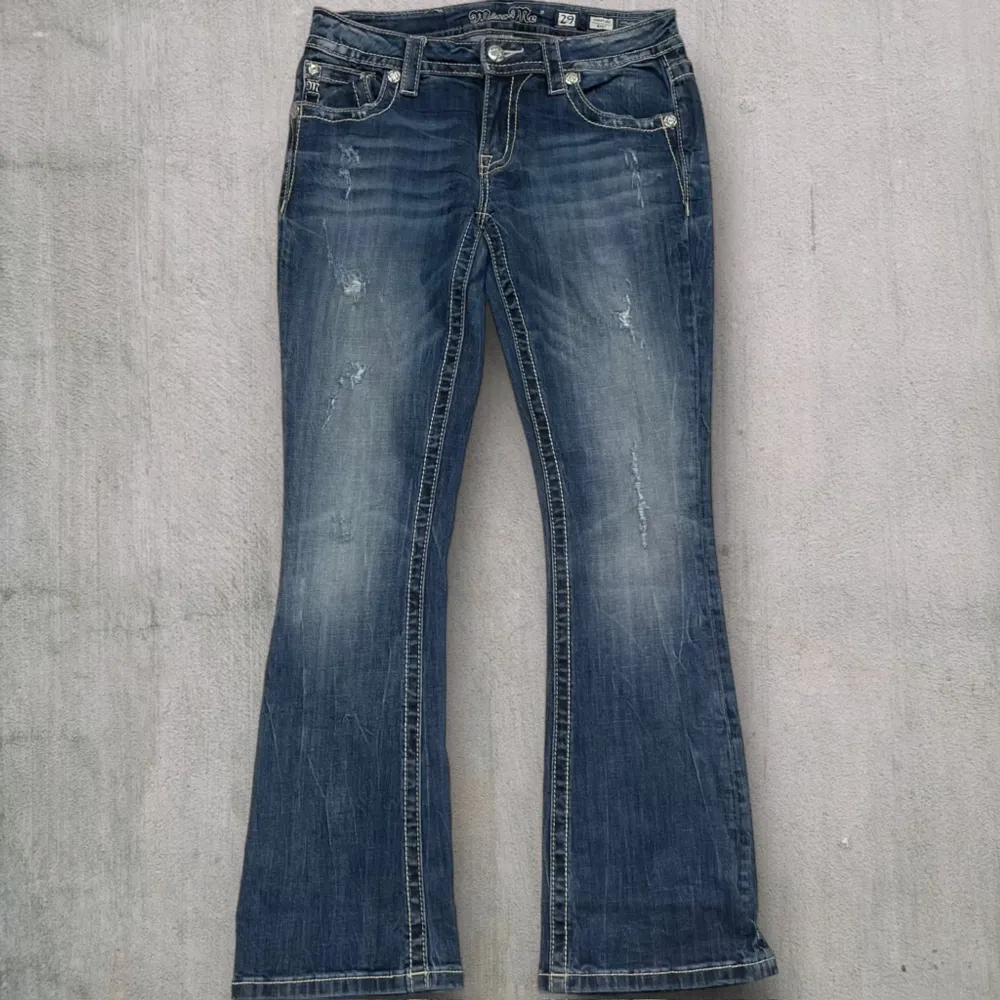 MissMe jeans i model Boot 💜 Tag 29W 💜Midja (rakt över) 37cm 💜 Innerben 73cm 💜 Ytterben 97cm 💜 Benöppning 21cm 💜  💜Våra mått blir W=29, L=28 💜 Men jämför alltid måtten💜M167. Jeans & Byxor.
