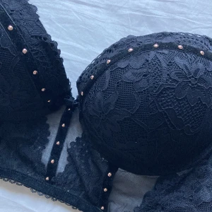 BH - Superfin bh med mycket push up. Köpt på sellpy, storleken var uppskattad till 75B men jag skulle snarare säga att den är 75C